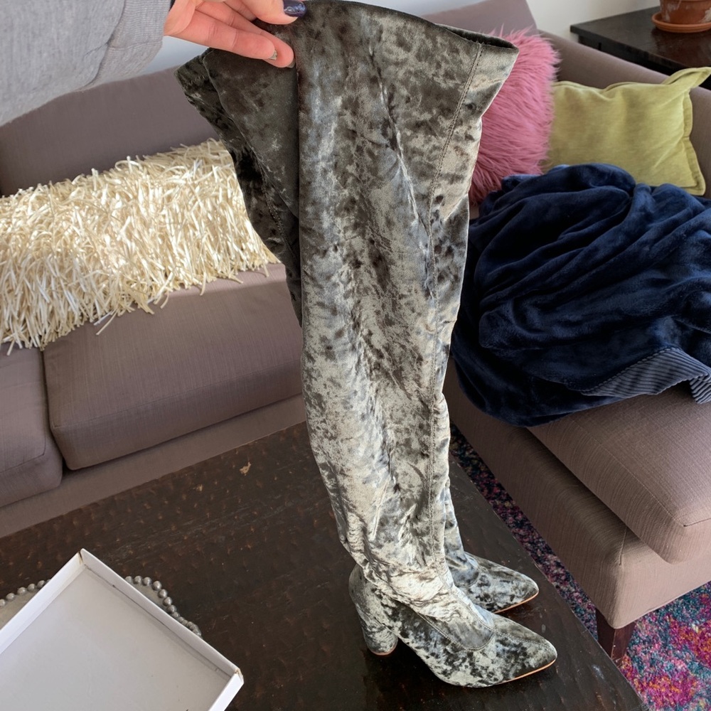 Cape robin thigh-high velvet boots